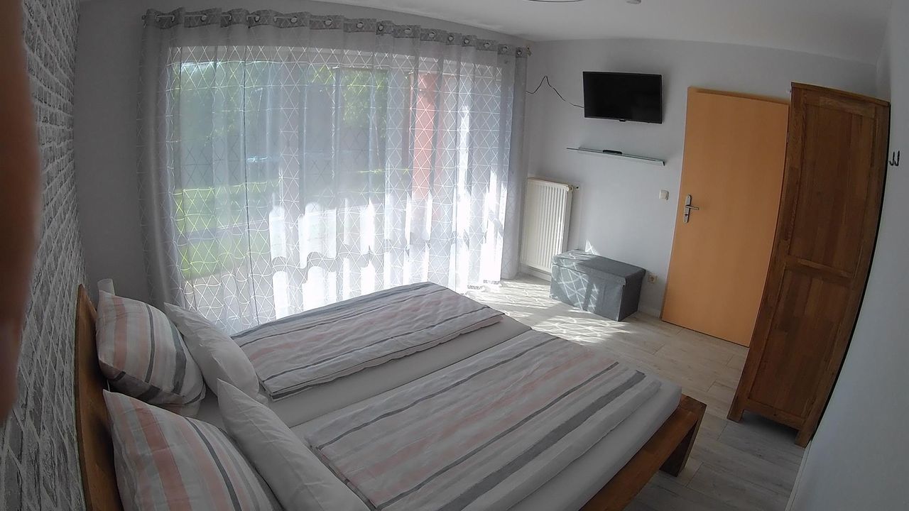 Schlafzimmer mit Blick auf den Garten Schlafzimmer mit Blick auf den Garten